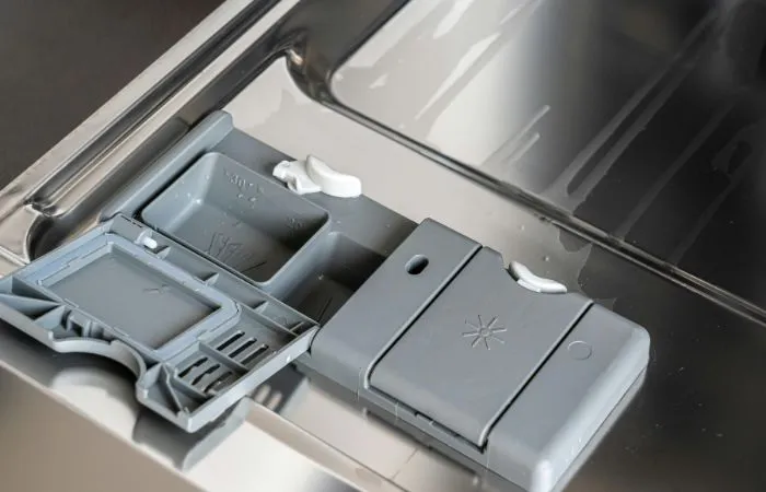 Alcuni dei componenti della lavastoviglie che vanno compresi nelle operazioni di pulizia