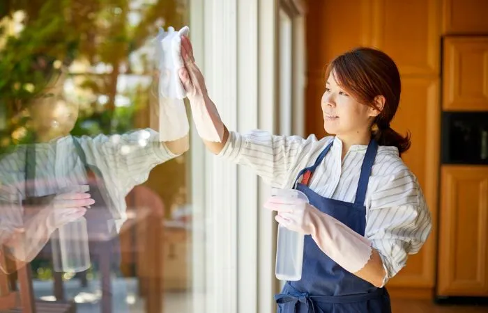 Una fase della pulizia dei vetri