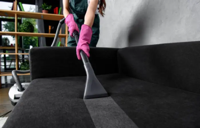 Un aspirateur qui aspire un canapé