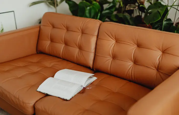 Karamellfarbenes Ledersofa