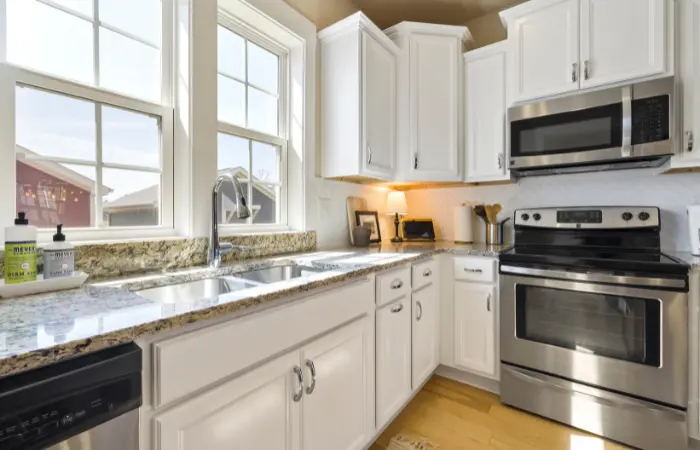 Forno pulito in cucina luminosa