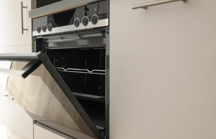 Il vetro e il suo interno sono parti importanti per la pulizia completa di un forno