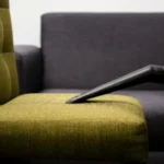 Fase di pulizia di un divano non sfoderabile