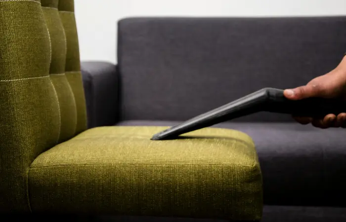 Fase di pulizia di un divano non sfoderabile