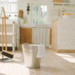 Gli strumenti adatti per pulire le fughe del pavimento