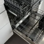 Una lavastoviglie alla fine di una sessione di pulizia