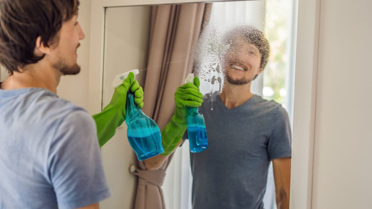 Una fase della pulizia dei vetri con i giusti prodotti