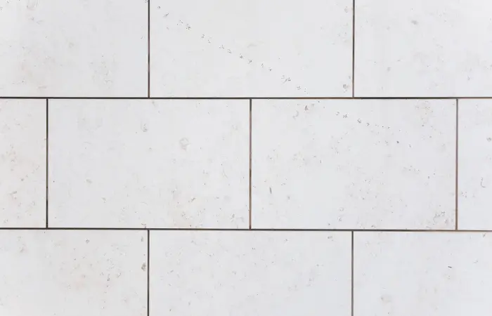 Die typischen Fugen eines Fußbodens und der dunkle Beton in den Zwischenräumen