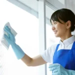 Un panno pulito e bianco, essenziale per la pulizia dei vetri