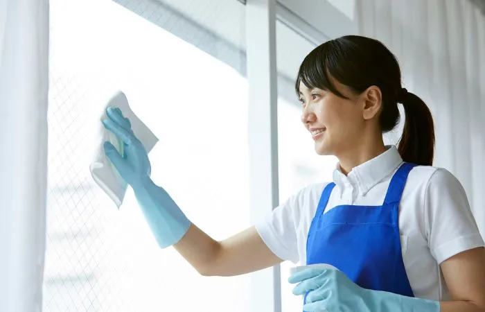 Un panno pulito e bianco, essenziale per la pulizia dei vetri