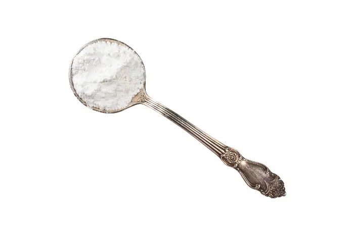 Un cucchiaino d'argento con del bicarbonato