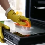 Il bicarbonato e una spazzola sono strumenti efficaci per pulire il forno