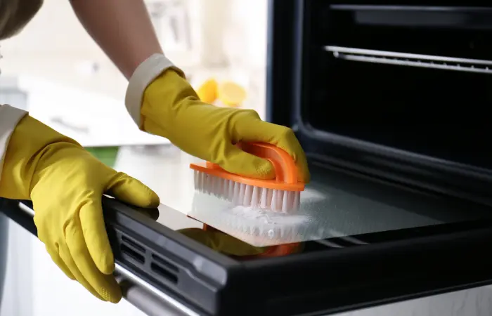 Il bicarbonato e una spazzola sono strumenti efficaci per pulire il forno