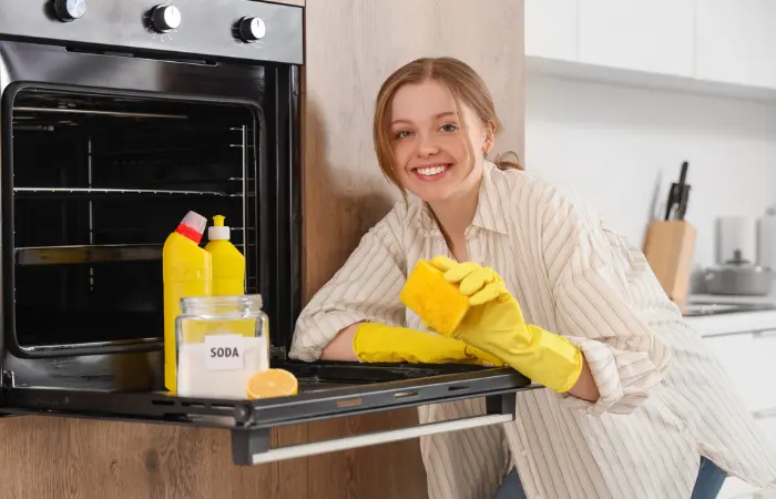 Una donna soddisfatta dall'utilizzo di bicarbonato per il forno