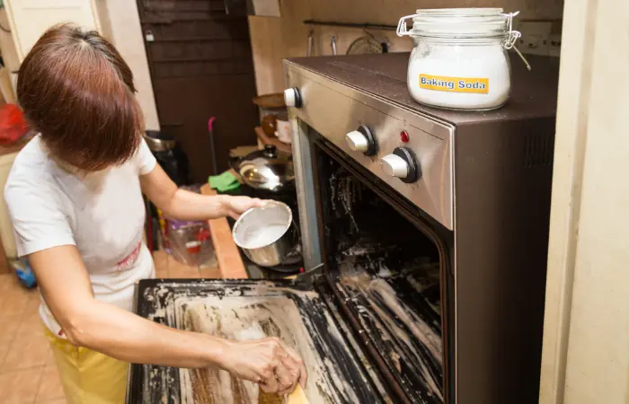 La schiuma creata dal bicarbonato e l'acqua a contatto con le incrostazioni del vetro del forno