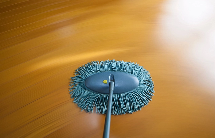 Un mocio per la pulizia del parquet