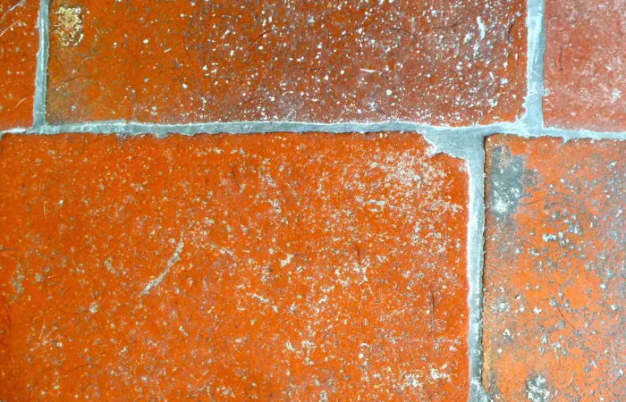 Un pavimento in cotto rovinato