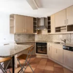 Una cucina con pavimenti in cotto dopo una pulizia