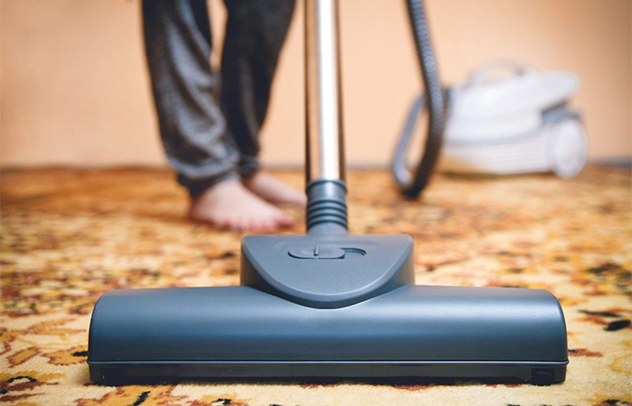 Un aspirapolvere utilizzato per la pulizia di un tappeto persiano