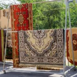 Tappeti persiani stesi per la pulizia