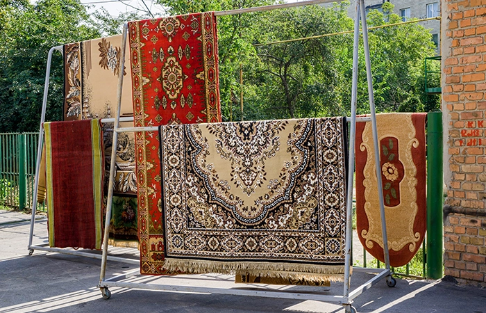 Tappeti persiani stesi per la pulizia