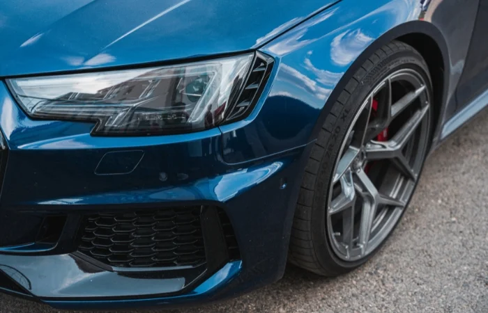Una carrozzeria e un fanale di auto con una buona manutenzione