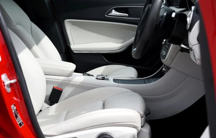 Dei sedili in pelle per auto perfettamente puliti
