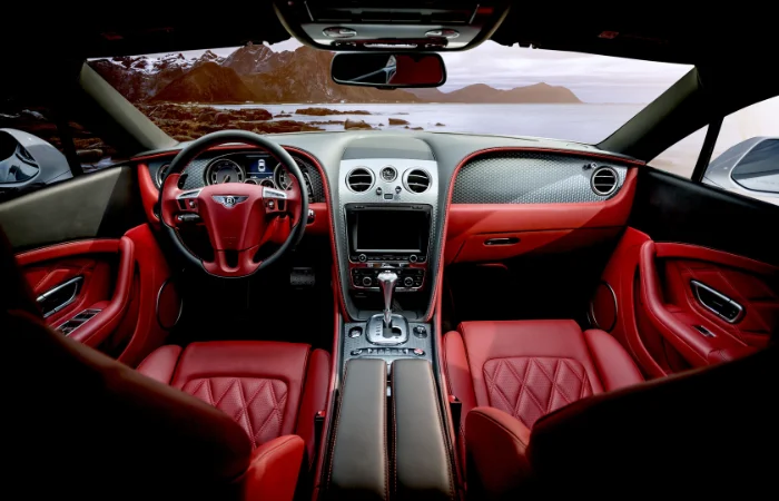 Interni di un'auto pulita con prodotti professionali