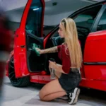 Una fase della pulizia degli interni dell'auto professionale