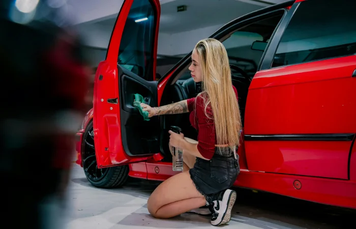 Una fase della pulizia degli interni dell'auto professionale