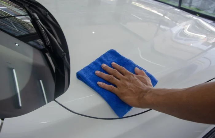 Un guanto in microfibra per la pulizia esterna dell'auto
