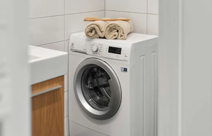 Una lavatrice nel bagno, dopo la pulizia